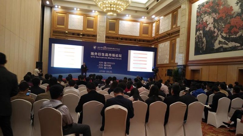 与笔试相比，面试礼仪更加注重以下几个方面：